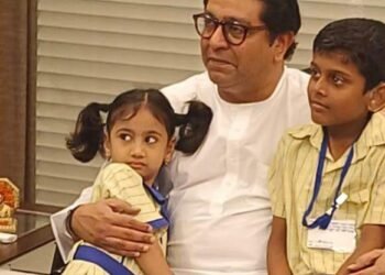 कर्णबधिर विद्यार्थ्यांना जवळ घेत राज ठाकरेंनी व्यक्त केल्या भावना,म्हणाले कमालच…