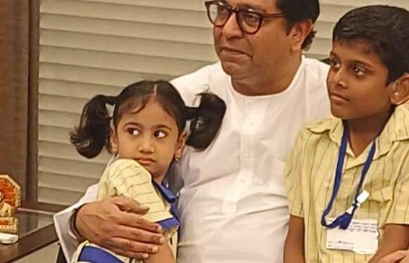 कर्णबधिर विद्यार्थ्यांना जवळ घेत राज ठाकरेंनी व्यक्त केल्या भावना,म्हणाले कमालच…