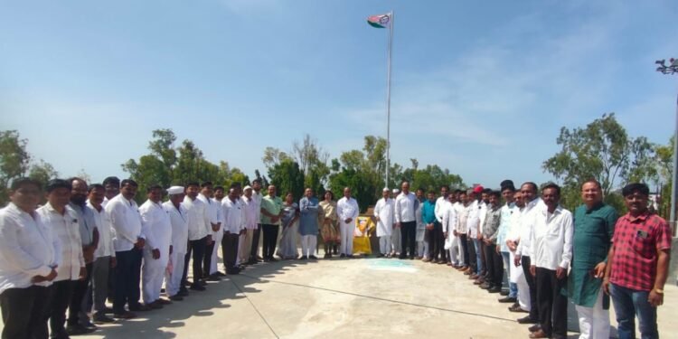 राष्ट्रवादी काँग्रेस पार्टीच्या वर्धापनदिनी ध्वजारोहण