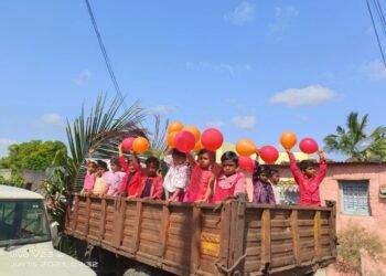 विद्यार्थ्यांची ट्रॅक्टरमधून मिरवणूक