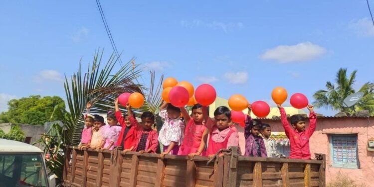 विद्यार्थ्यांची ट्रॅक्टरमधून मिरवणूक