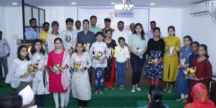 श्री सिध्दीविनायक परिवाराकडून गुणवंत विद्यार्थ्यांच्या पाठीवर कौतुकाची थाप