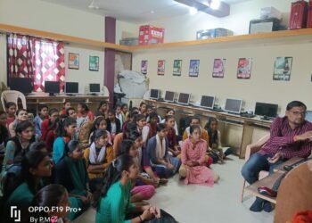 गायत्री कॉम्प्युटर्समध्ये विद्यार्थ्यांना निरोप