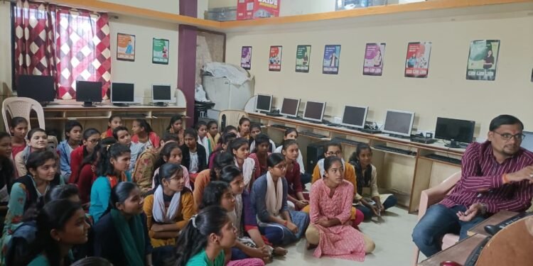 गायत्री कॉम्प्युटर्समध्ये विद्यार्थ्यांना निरोप