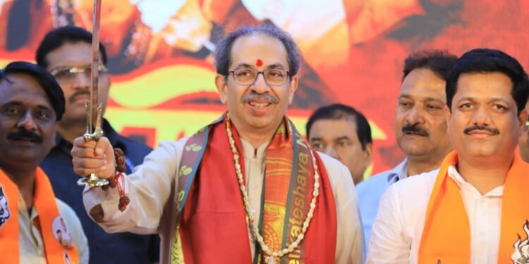संपत्तीची रास, खोक्यांचं आमिष लाथाडून आलेला कैलास हा खरा शिवसैनिक; उद्धव ठाकरेंकडून निष्ठेचं कौतुक