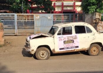 गनिमी कावा, रस्ता अडवलेली वाहने रातोरात पोहोचली झेडपीच्या गेटवर,त्यावर लिहिले..