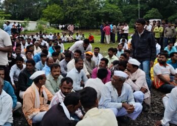 आळणी ग्रामस्थांचा पोलीस अधीक्षक कार्यालयावर धडक मोर्चा; गावगुंडांवर कारवाईच्या मागणीसाठी ठिय्या आंदोलन