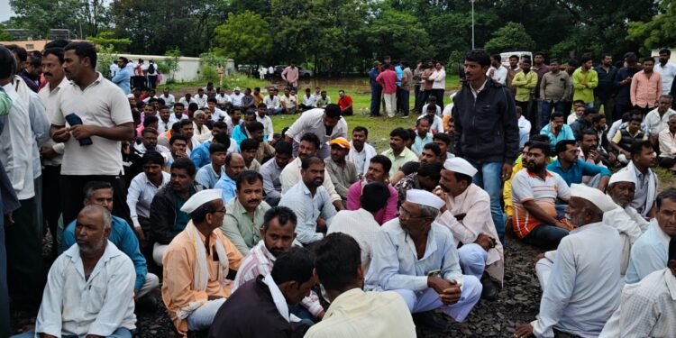 आळणी ग्रामस्थांचा पोलीस अधीक्षक कार्यालयावर धडक मोर्चा; गावगुंडांवर कारवाईच्या मागणीसाठी ठिय्या आंदोलन