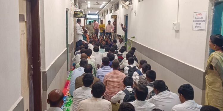 सोनारीच्या विद्यार्थ्यांचे जिल्हा परिषदेत ठिय्या आंदोलन, शिक्षकाच्या मागणीसाठी पालकही आक्रमक