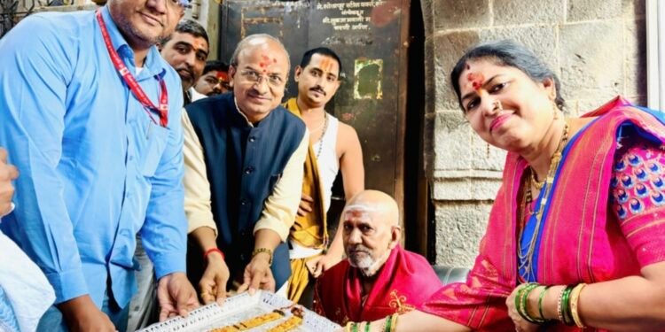 श्री तुळजाभवानी मातेस २८१ ग्रॅम वजनाचे सोन्याचे मंगळसूत्र अर्पण