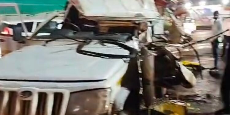 शिर्डीहून परतणाऱ्या भाविकांच्या गाडीचा भीषण अपघात; दोघांचा मृत्यू, १७ जण गंभीर जखमी