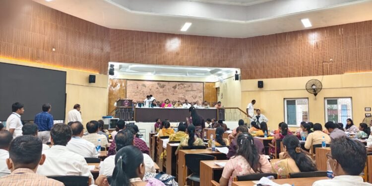 जि.प.च्या सभेत दोन अधिकाऱ्यांच्या कारभारावर सदस्यांचा हल्लाबोल; बैठकीत ‘या’ अधिकाऱ्याच्या निलंबनाचा घेतला ठराव