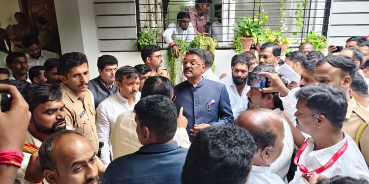 खासदार ओमराजे यांनी आयोजित केलेल्या पालकमंत्र्यांच्या स्नेहभोजनात दोन कार्यकर्त्यांमध्ये वाद