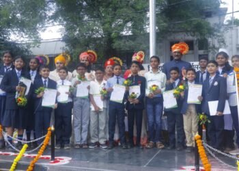 गुणवत्ता यादीत झळकले, पण कौतुकासाठी पालकमंत्र्यांकडे वेळ नाही!  चार तास ताटकळलेल्या गुणवंत विद्यार्थ्यांचा ग्रुप फोटो काढून बोळवण