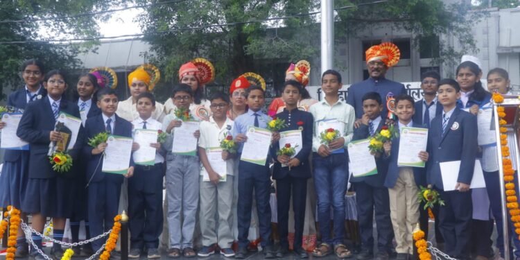 गुणवत्ता यादीत झळकले, पण कौतुकासाठी पालकमंत्र्यांकडे वेळ नाही!  चार तास ताटकळलेल्या गुणवंत विद्यार्थ्यांचा ग्रुप फोटो काढून बोळवण