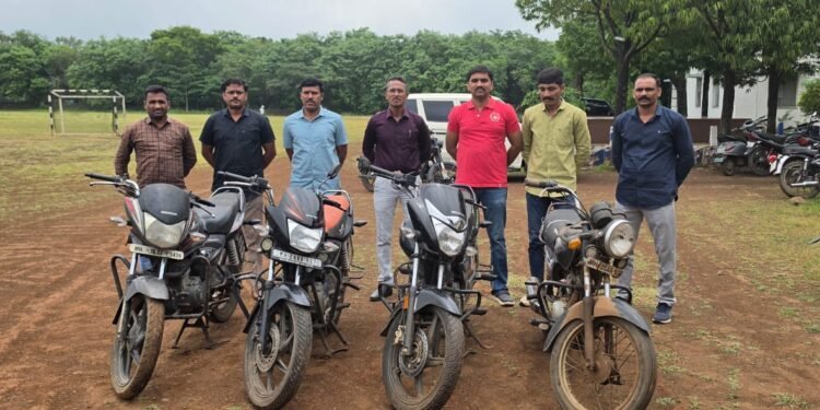 अट्टल मोटारसायकल चोर स्थानिक गुन्हे शाखेच्या ताब्यात; चार दुचाकी जप्त