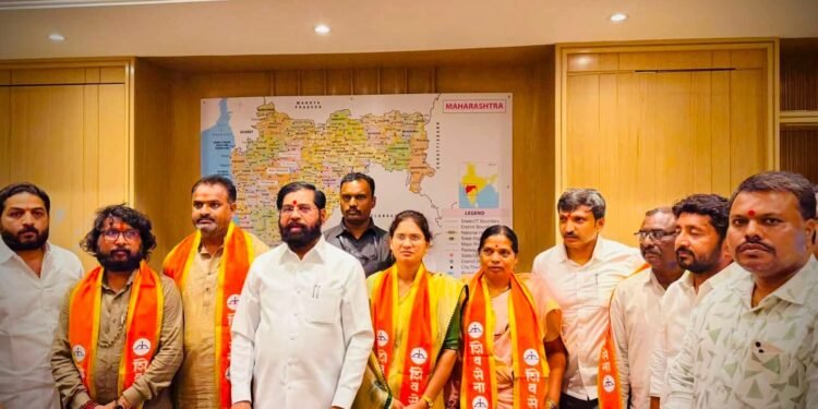..अखेर उबाठाचे चार नगरसेवक शिवसेनेत, एकनाथ शिंदे यांच्या उपस्थितीत मुंबईत पक्षप्रवेश