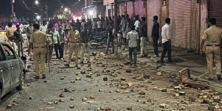 Breaking दोन गटांत फ्रीस्टाइल हाणामारी; दगडफेकीत पाच जखमी; लातूर-बार्शी महामार्गावर दगडांचा खच; दुकाने बंद, पोलिस बंदोबस्त वाढविला