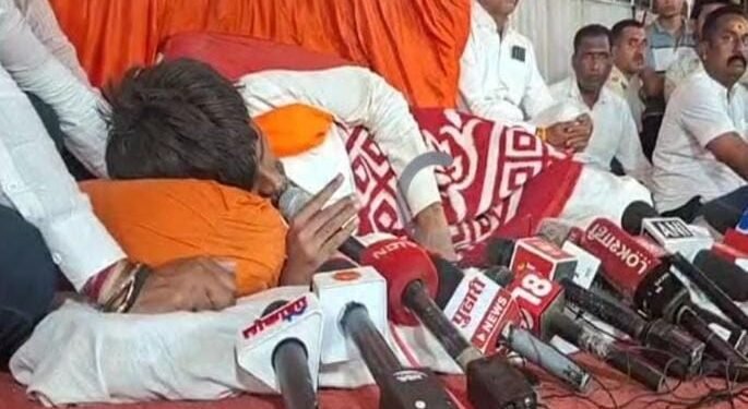 तीन वर्षांत ११ वे उपोषण, ८१ दिवसांचा जीवघेणा संघर्ष; प्रकृती गंभीर, महाराष्ट्राची चिंता वाढली _  अंतरवाली सराटीत नवव्या दिवशीही उपोषण सुरू; मागण्या मान्य होईपर्यंत माघार नाही, जरांगेंची भूमिका
