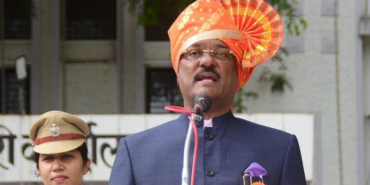 मराठा सेवकांच्या विरोधाच्या पार्श्वभूमीवर सरनाईकांच्या ध्वजारोहणाला कडेकोट सुरक्षा पालकमंत्र्यांचा मुक्कामही सोलापूरला