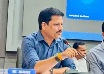 शेतात पीक करपतंय, घरात चिंता वाढतेय; पंचनामे नको, आता थेट मदतीचा निर्णय घ्या ; आढावा बैठकीत आमदार कैलास पाटील कडाडले