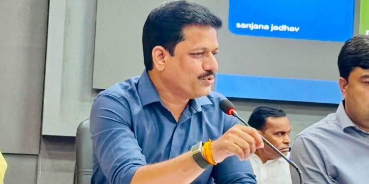 शेतात पीक करपतंय, घरात चिंता वाढतेय; पंचनामे नको, आता थेट मदतीचा निर्णय घ्या ; आढावा बैठकीत आमदार कैलास पाटील कडाडले