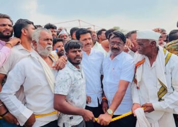 दोरखंड लावून शिवसेनेच्या दोन आमदारांना मुख्यमंत्र्यांना भेटण्यापासून रोखले