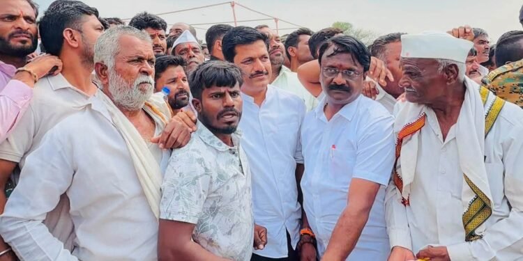 दोरखंड लावून शिवसेनेच्या दोन आमदारांना मुख्यमंत्र्यांना भेटण्यापासून रोखले