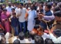 ‘हात जोडून विनंती करतो…’ धाराशिवमधील दुष्काळग्रस्त शेतकऱ्यांसमोर आदित्य ठाकरेंनी जोडले हात, केले ‘हे’ आवाहन