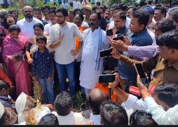 ‘हात जोडून विनंती करतो…’ धाराशिवमधील दुष्काळग्रस्त शेतकऱ्यांसमोर आदित्य ठाकरेंनी जोडले हात, केले ‘हे’ आवाहन