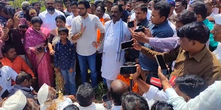 ‘हात जोडून विनंती करतो…’ धाराशिवमधील दुष्काळग्रस्त शेतकऱ्यांसमोर आदित्य ठाकरेंनी जोडले हात, केले ‘हे’ आवाहन