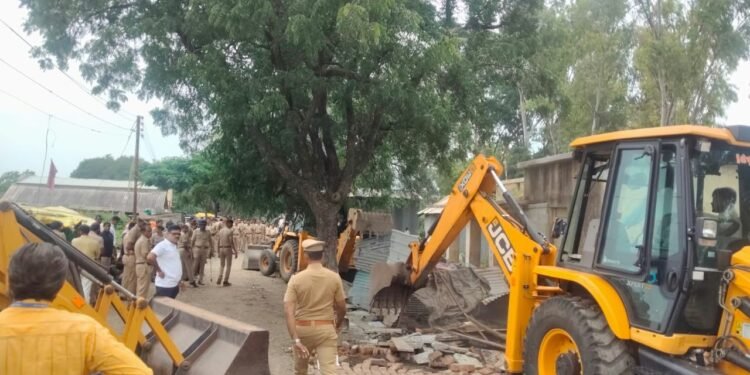 ढोकी येथील शासकीय जागेवरील अतिक्रमणाचा वाद पुन्हा पेटला          रोपवाटिकेच्या कर्मचाऱ्यांना धक्काबुक्की, कपडे फाडून मारहाण; २२ जणांवर गुन्हा दाखल