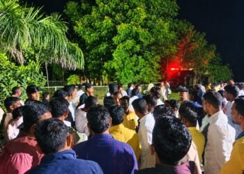 कारखानदाराचे शेतकऱ्यांच्या विरोधात प्रतिआंदोलन; सुरेश पाटील यांचा कर्मचाऱ्यांसह महामार्गावर रास्ता रोको, आंदोलन चिघळले, तणावाची परिस्थिती