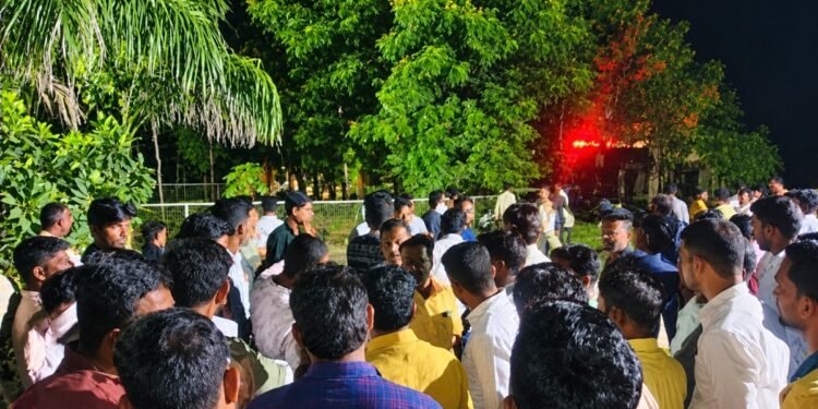 कारखानदाराचे शेतकऱ्यांच्या विरोधात प्रतिआंदोलन; सुरेश पाटील यांचा कर्मचाऱ्यांसह महामार्गावर रास्ता रोको, आंदोलन चिघळले, तणावाची परिस्थिती