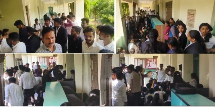 विधी महाविद्यालयाच्या विद्यार्थ्याला वर्गातच जबर मारहाण;  गुन्हा दाखल करण्याच्या मागणीसाठी दिवसभर आंदोलन, पोलिसांकडून व्हिडिओची पाहणी