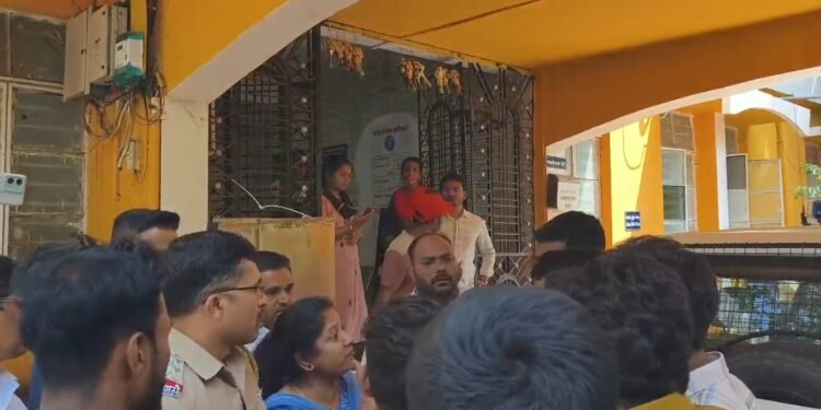 विधी महाविद्यालयातील विद्यार्थिनीचा पाठलाग करून अश्लील शेरेबाजी केल्याबद्दल दोघांविरुद्ध गुन्हा दाखल