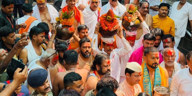 तुळजाभवानी मातेच्या जयघोषाने तुळजापूर नगरी दुमदुमली; जिल्हाधिकारी कीर्ती किरण पुजार यांच्या हस्ते घटस्थापना