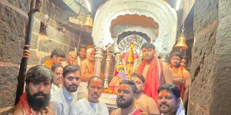 तुळजाभवानी मंदिराचे सहाय्यक धार्मिक व्यवस्थापक अमोल भोसले निलंबित;  मंदिर संस्थांनची कारवाई .