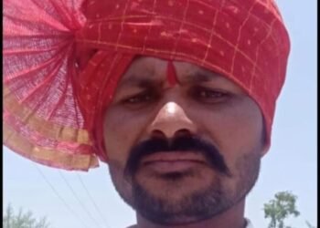 दुष्काळाने सोयाबीन गेले, शेतकऱ्याची आत्महत्या; मृतदेह जिल्हाधिकारी कार्यालयात, कुटुंबाच्या मदतीसाठी नातेवाईकांचा आक्रोश